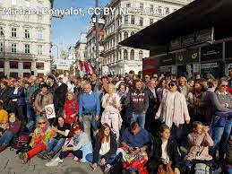 Fairdenken demo wien, polizistin birgit p. Coronavirus Gegener In Wien 1 500 Demonstranten Bei Maskenloser Massen Demo