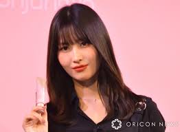 TWICE MOMO、ピンクの水着姿で美バストちらり「良すぎるから、、」「攻めてんな」 | ORICON NEWS