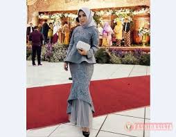 Pas banget tampilannya untuk kamu yang berjilbab pula. Model Kebaya Modern Duyung Warna Abu Abu Untuk Kondangan Fashionsista Co Model Model Fashion Terbaru 2021