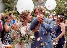 Reis werfen falls sich das brautpaar mit reis bewerfen lassen will, ist vialone ausdrücklich nicht zu empfehlen. Reis Werfen Auf Der Hochzeit Moderne Und Coole Alternativen Zu Dieser Alten Tradition