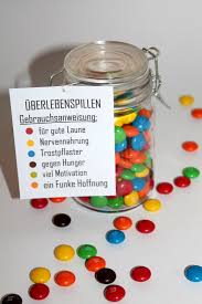 Diy Einmachglas Uberlebenspillen Free Printable Anleitung Diy Basteln Selbermachen G Lustige Geschenke Zum 50 Geburtstag Selber Machen Geschenke Zum 50
