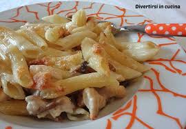 Cuocere a fiamma alta per 5 minuti mescolando, poi versare il vino e. Pasta Con Funghi E Pollo Divertirsi In Cucina