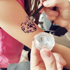 Tetovánání srdce se jménem svého partnera bývá, ale velice ošidný, mnohdy pak následuje i odstranění tetování. Tattoo4fun Posts Facebook