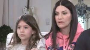 Laura pausini e il suo chitarrista paolo carta formano una bellissima coppia dal 2005, e una bellissima famiglia dal 2013, quando nella loro vita è arrivata la piccola paola. Laura Pausini Riceve Un Regalo Dalla Figlia Paola Dolce Pensiero Dopo La Sconfitta Agli Oscar