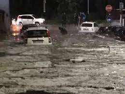 Il calendario eventi a roma sempre aggiornato comprende spettacoli nei teatri, concerti, mostre, visite guidate, film nei cinema di. Maltempo Nubifragi Roma Allagata Tromba D Aria A Milano Foto Video