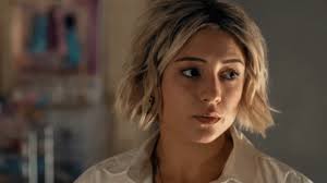 Gen V (2023)'te, popüler dizi The Boys'un yan ürününde, Emma Meyer  karakteri kusarak küçülme yeteneğine sahip. Bu, orijinal çizgi romanlardaki  her panelin kusma hissi uyandırmasına bir gönderme. : r/shittymoviedetails