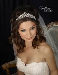 Wonderfulong curly wedding hair hairstyles with veil and tiara for trendy wedding hairstyles for long hair with veil and tiara view photo 12 of 15. Menyasszonyi Ruha Vasarlas Kolcsonzes Boglarka Eskuvoi Es Tancruha Szalon Wedding Hairstyles With Crown Tiara Hairstyles Wedding Tiara Hairstyles