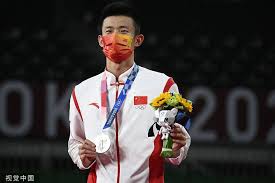 林丹（1983年10月14日 － ），福建 上杭人，客家人 ，前中國男子羽球運動員。 最高世界排名第一位，因其球風兇悍、個性鮮明，於2004年全英賽擊敗丹麥選手蓋德奪冠後，被對方稱為「super dan」，從此「超級丹」便在廣大球迷間流傳開來， 前解放軍代表隊運動員。 林丹被公認為同時代實力最強的. Xz0uf3jtll4c5m