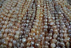 A classic strand of white pearls can range from $100 (mostly the freshwater pearls variety) to over $10,000 (akoya and south sea pearls). A Quick Guide To Pearl Colors Jewelry Guide