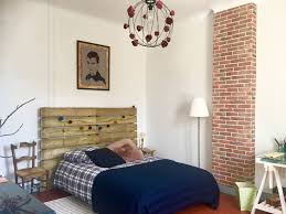 Chambre Ecossaise Avec Un Conduit De Cheminee En Brique Deco Maison Cheminee En Briques Idee Deco
