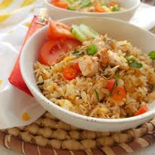 Recette Riz Frit Au Poulet Cuisinedumonde Cuisineasiatique Riz Recetterapide Recettefacile En 2020 Recette Asiatique Riz Frit Au Poulet Recette Riz Frit