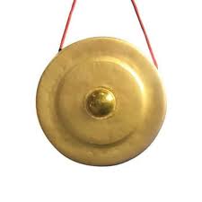 Instrumen musik ini berasal dari pulau rote, nusa tenggara timur.secara harfiah nama sasando menurut asal katanya dalam bahasa rote, sasandu, yang berasal dari kata sandu atau sanu yang artinya bergetar atau meronta. 20 Alat Musik Tradisional Indonesia Beserta Daerah Asalnya