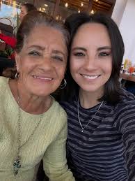 Los Lou Castillo ♥️♥️ ayer fueron mis papás a ver Somebody To Love, mis  papás tiene la tradición de llevarme flores en cada puesta en escena 🥰. Y  por primera vez trabajando