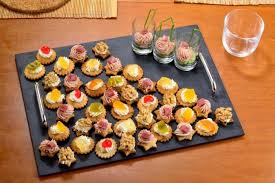 Silvester Fingerfood Happchen Schnelle Partysnacks Vorspeise Im Glas Schwarze Platte Susses Desser Kekse In 2020 Fingerfood Snacks Fur Party Schnelle Partysnacks