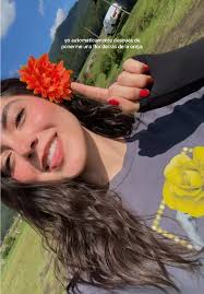 Como Usar El Broche De Flor En La Oreja