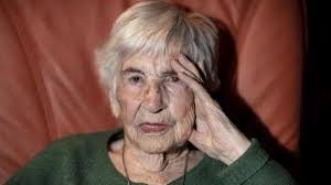 Jetzt ist die engagierte künstlerin und antifaschistin im alter von 96 jahren in ihrer wahlheimat hamburg gestorben. Auschwitz Survivor Esther Bejarano Vaccinated Against Corona Teller Report
