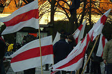 Das aktuelle design wurde 2012 vom staatlichen komitee für normung der republik belarus eingeführt und basiert auf einem design, das. Flagge Weissrusslands Wikipedia