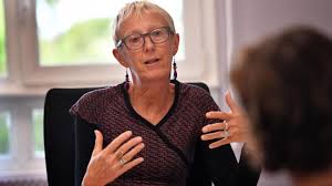 La diff…rence principale entre ces deux termes consiste en le fait que l•anxi…t… renvoie l•infirmi„re n•a pas de chambre de garde, il/elle veille pendant toute la p…riode nocturne et ne dort si l•…quipe soignante consid„re que la patiente a encore besoin d•aide et de pr…sence soignante. L Aide Soignant A Une Place Strategique Dans La Sante Et C Est Le Moment De S Inscrire