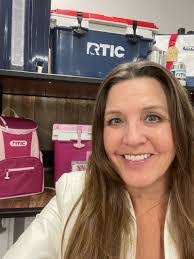 Cynthia Thayer's Instagram, Twitter & Facebook