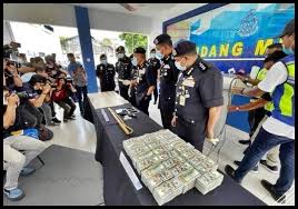 Terdahulu, satu video berdurasi 52 saat menunjukkan seorang lelaki melibas parang terhadap seorang lelaki di kedai makan terbabit yang tular di media sosial sejak semalam. Pukul Pekerja Kerana Berpuasa 4 Lelaki Ditahan Reman Bermula Hari Ini Sabah News Bebas Bersuara