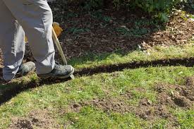 Halten sie sich an die aushärtezeiten und füllen sie den graben beim verlegen von rasenkantensteinen auf erde wird der graben nur etwa 10cm tief ausgehoben. Rasenkante Aus Metall Verlegen Schritt Fur Schritt Erklart
