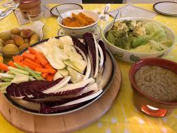 La bagna cauda è la crema di olio, aglio e acciughe da mangiare con le verdure di stagione, cardi, peperoni, rape e sì, anche il topinambur. Bagna Cauda Ricetta Invernale Elena Querella Biologa Nutrizionista