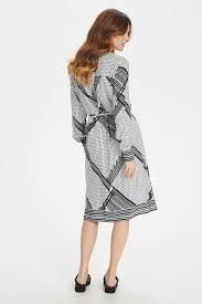 Es war als wäre ich eines morgens aufgewacht und hatte diese idee in meinem kopf: Weiss Schwarz Kleid Von Fransa Shoppen Sieweiss Schwarz Kleid Ab Gr Xs Xxl Hier