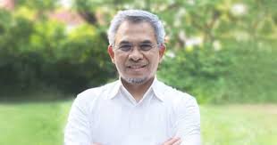 Dato' karim holds a bachelor in mechanical engineering from universiti teknologi malaysia. Datuk Dr Mohd Daud Bakar Mahu Jadi Penulis Sepenuh Masa Latih Diri Menulis Sehingga 2 000 Perkataan Setiap Hari