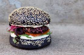 Oktopus Burger Mit Schwarzem Bun Susskartoffeln Schmand Rezept Veganes Fastfood Vegane Burger Komisches Essen