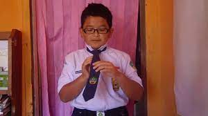 Kalau di sd, dasi yang kita gunakan terdapat tali karet yang bisa dengan mudah memakainya. Cara Memasang Dasi Smp Segitiga Hilmiy Hudzaifah Arraihan Youtube