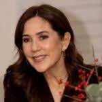 Königin Mary feiert Vorweihnachtsfest mit jungen Krebspatienten