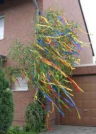Das klingt einfacher als es ist. 7 Maibaum Ideas Paper Installation Beltane May Day Traditions