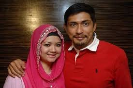 Selepas wajah mereka berdua keluar menghiasi minggu wanita. Adi Putra Fail Penceraian Isteri Pertama