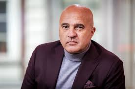 Van den heuvel is geboren in amsterdam en groeide op in eindhoven als zoon van een marokkaanse vader en een nederlandse moeder. Die Vader Rende Voor Zijn Leven John Van Den Heuvel Kijkt Terug Op Heftig Seizoen Ontvoerd Eindhoven Ed Nl