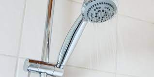 zo verwijder je kalk en schimmel in je badkamer slimster blog badkamer tegels schoonmaken schoonmaaktips douche schoonmaken