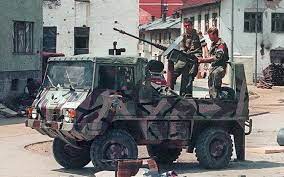 Colonel thomas jakob peter karremans (born 29 december 1948) was the commander of dutchbat troops in srebrenica at the time of the after serbian forces entered srebrenica, karremans was interrogated by serb general ratko mladić (video of the interrogation is available on youtube). Aufarbeitung Von Srebrenica Die Justiz Der Sieger Hintergrund Rnz