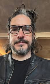 Muchos HOMBRES Y MUJERES DE MI GENERACION 60's 70's y 80's se han exiliado  del mercado de las citas! No por voluntad propia, si no como un acto  silencioso de rebeldía y