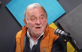 Előljáróban leszögezném, hogy Fábry Sándort zseniális humoristának  tartottam, volt korszak, amikor lehengerlő és verhetetlen volt abban, amit  csinált. Szóval Fábryk úr mindig is megnevettetett, csak régen vele  röhögtem, most meg rajta... Egy