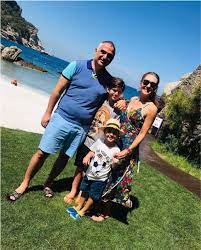 Turizm bakanı mehmet ersoy'un eşi pervin ersoy elini öptürdüğü 'personeline' 100 dolar verirken çekilen fotoğrafını sosyal medya hesabından paylaştı. Bakan Ersoy Un Esi Konustu O Fotograf Kabus Gibi Uzerime Coktu Gundem Haberleri