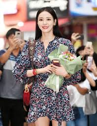 Lee da hae sets out to grace europe with her beauty and stylish sensibilities, dressed in arnaldo bassini's elegant and colorful autumn collection. Lee Da Hee S Fashion Look At Search Www Wrap Up Party On July 19 2019 Codipop