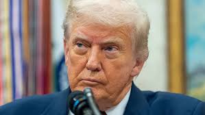 Trump moves Obama and Bush portraits to hidden White House stairwell amid  ongoing tensions: https://bit.ly/40XxSmx