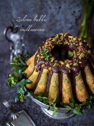 Babka wielkanocna może być ucierana albo drożdżowa, z dużą ilością żółtek lub z dodatkiem kurkumy. Zielona Babka Wielkanocna Bez Ucierania Nerdy Cookin