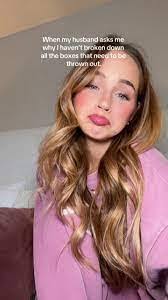 Nancy Bohnert's Instagram, Twitter & Facebook