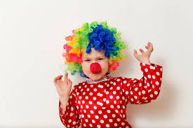 Un Ragazzo Di Cinque Anni Balla in Costume Da Clown E Parrucca Su Sfondo  Bianco Immagine Stock
