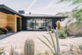 Une Maison Au Design Contemporain Sous Les Etoiles En Plein Desert Planete Deco A Homes World Maison A Louer Idees De Patio Design Contemporain
