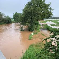 Rettungskräfte kämpfen derzeit gegen die wassermassen in erftstadt. Uwyreadydtktfm