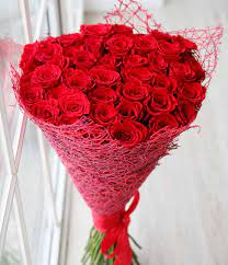 Un bouquet cœurdes roses rouges et 1 rose blanche dans son écrin de verdure, une création originale. 7 Conseils Pour Choisir Le Bon Bouquet De Roses Pour La Saint Valentin Saint Valentin Zenidees