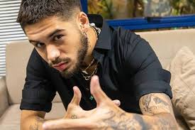 Internauta critica estilo de Zé Felipe: “Se vestindo igual pateta”