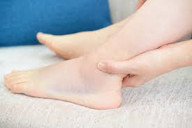 歩けるけど痛い捻挫には注意が必要！捻挫の原因や対処法を解説【イシャチョク】