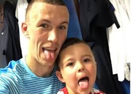 Ivan perišić', né le 2 février 1989 à split, est un footballeur international croate. Fotka Za Pamcenje Dva Perisica U Trenucima Sale I Radosti Tata Ivan I Sincic Leonardo Totalinfo Hr